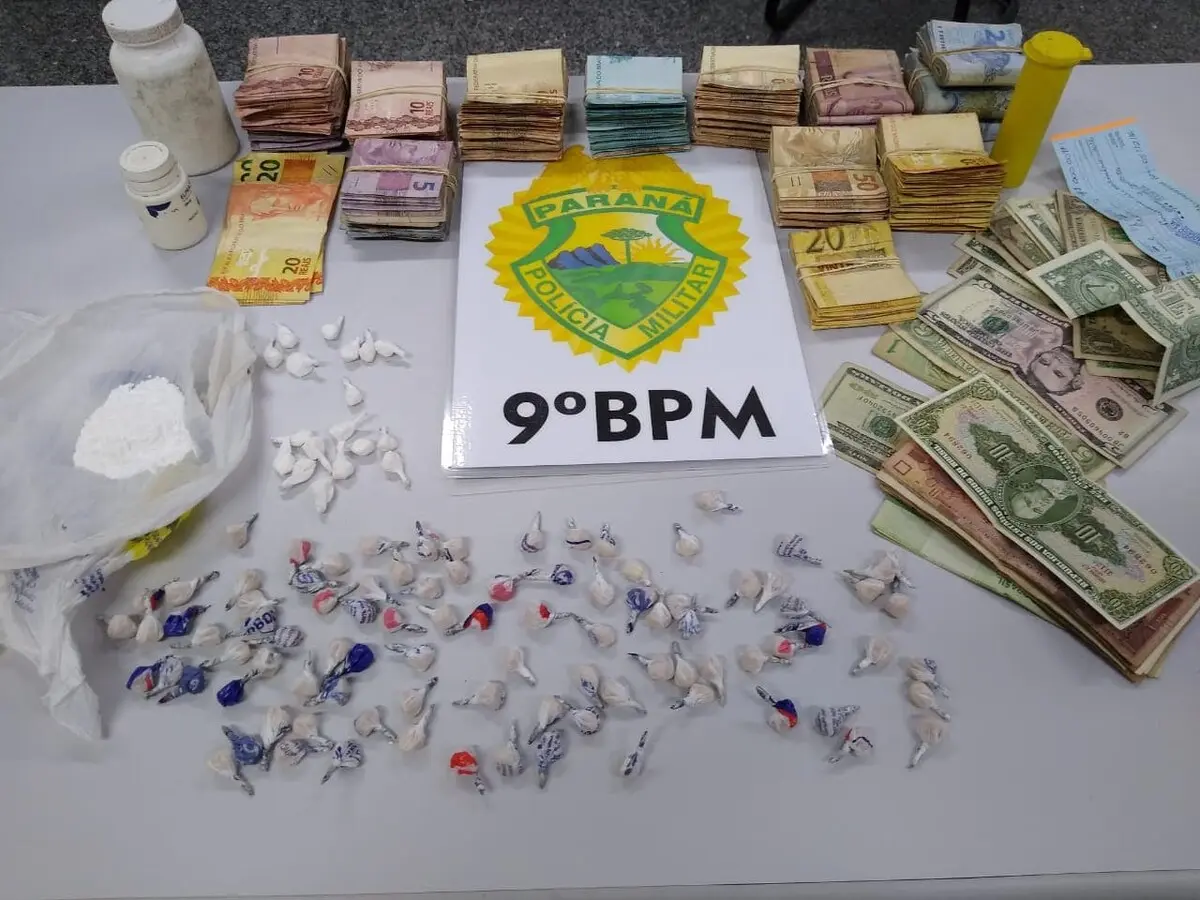 Pedras de crack, buchas de cocaína e dinheiro foram apreendidos na abordagem policial