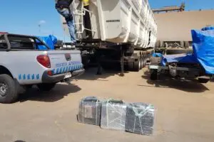Drogas estava escondida em caçamba de caminhão