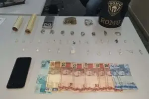 Na abordagem ainda houve apreensão de balança de precisão e dinheiro miúdo