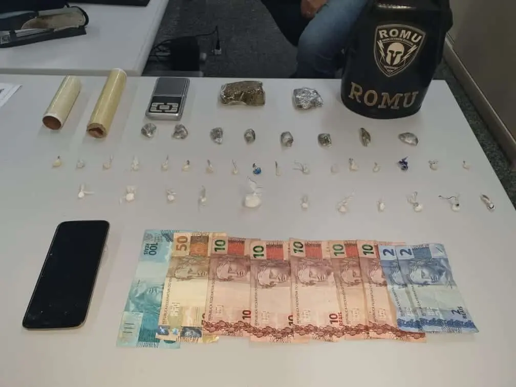 Na abordagem ainda houve apreensão de balança de precisão e dinheiro miúdo