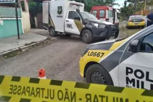 Vítima residia sozinha e corpo foi encontrado por familiares