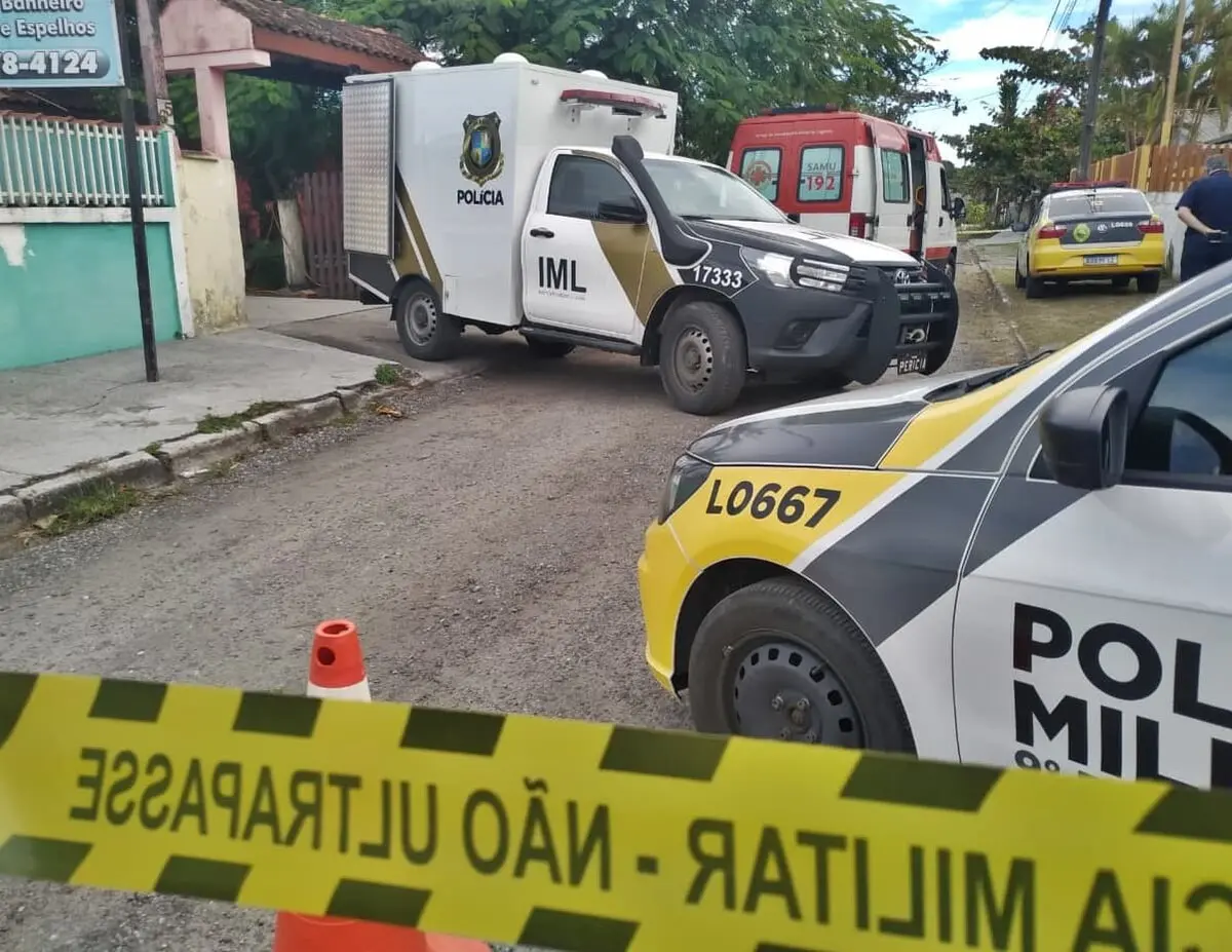 Vítima residia sozinha e corpo foi encontrado por familiares