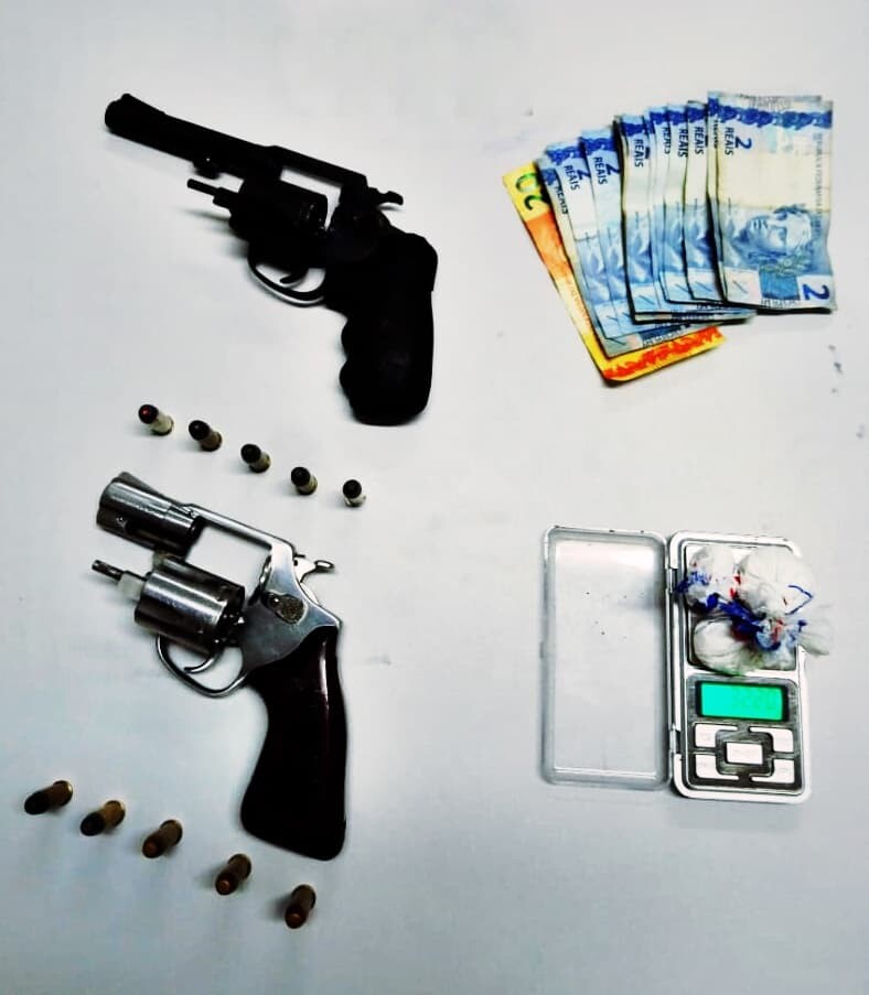 Dois revólver calibre 38, munições, dinheiro e entorpecentes foram apreendidos com os suspeitos