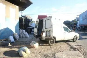 Suspeito fugiram quando as equipes policiais chegaram ao local onde estavam os produtos