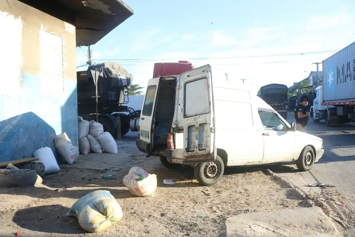 Suspeito fugiram quando as equipes policiais chegaram ao local onde estavam os produtos