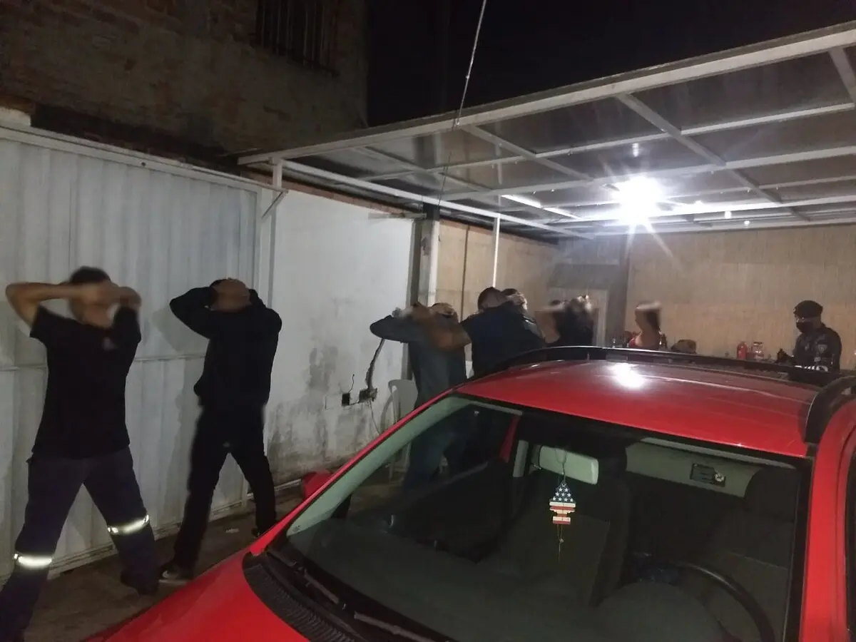 Ação ocorreu na madrugada de segunda-feira, após denúncia de som alto e aglomeração