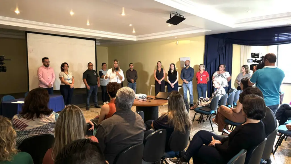 A secretária de Assistência Social, Ana Paula Falanga, expressa sua satisfação com a construção de um Plano Municipal de Combate ao Trabalho Infantil. Foto: Prefeitura de Paranaguá