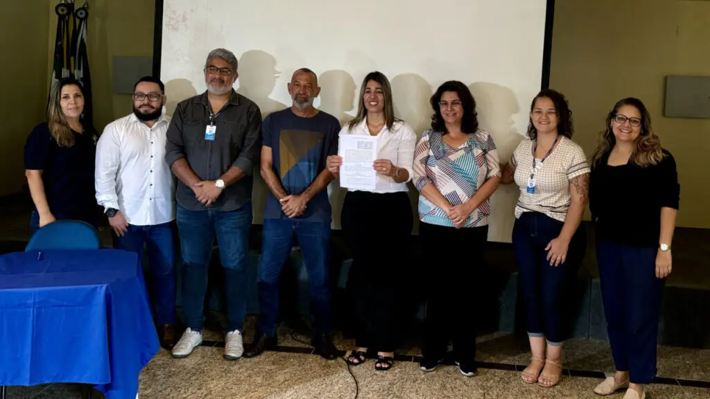 Durante o evento, secretários municipais assinaram Termo de Compromisso assegurando atuação para a prevenção e eliminação do trabalho infantil e proteção ao adolescente trabalhador. Foto: Prefeitura de Paranaguá