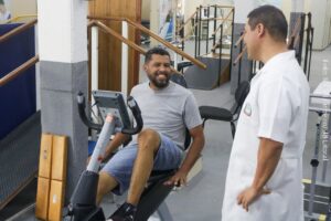 Willian Ferreira precisa fortalecer os músculos das pernas antes de uma cirurgia, e encontrou ajuda no Centro de Fisioterapia. Foto: Rafael Pinheiro/JB Litoral