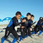 O projeto utiliza o surf como uma ferramenta de formação, promovendo valores como a preservação da natureza, disciplina, saúde e bem-estar. Foto: Divulgação/Cattalini Terminais Marítimos