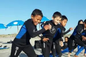O projeto utiliza o surf como uma ferramenta de formação, promovendo valores como a preservação da natureza, disciplina, saúde e bem-estar. Foto: Divulgação/Cattalini Terminais Marítimos