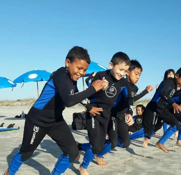 O projeto utiliza o surf como uma ferramenta de formação, promovendo valores como a preservação da natureza, disciplina, saúde e bem-estar. Foto: Divulgação/Cattalini Terminais Marítimos