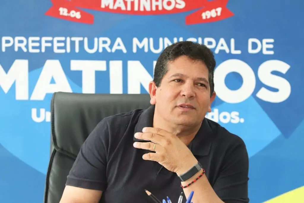 Valorizar nossos servidores não é apenas uma questão financeira, é um investimento na qualidade do serviço que oferecemos à população”, afirma o prefeito Zé da Ecler. Foto: Prefeitura de Matinhos 


