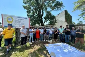 – A assinatura da Ordem de Serviço para o início da construção aconteceu na semana passada; outras 43 casas populares serão construídas em diferentes balneários. Foto: Luiza Rampelotti/JB Litoral