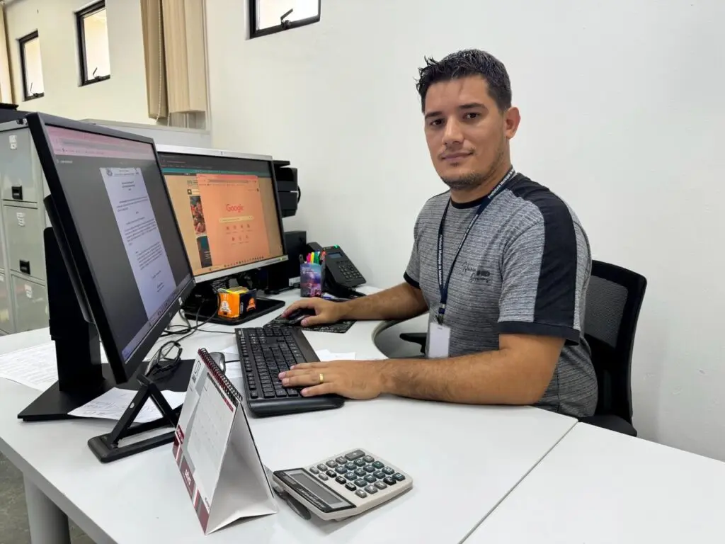O diretor de RH da Prefeitura, Jefferson Mantovani, afirma que os aumentos passam dos R$ 300 para servidores de nível fundamental, R$2 mil de nível técnico e chegam a R$ 5 mil para os de nível superior. Foto: JB Litoral 