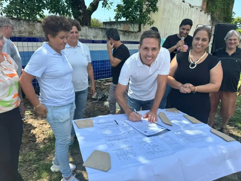 "Essa é a retomada do nosso compromisso com a construção de moradias, uma iniciativa que temos conduzido desde o início da gestão. Agora, estamos dando início efetivo à construção das casas”, disse o prefeito Rudão Gimenes. Foto: Luiza Rampelotti/JB Litoral