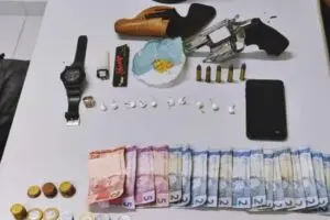 Pedras de crack, buchas de cocaína e maconha, além de um revólver calibre 38 foram apreendidos na abordagem ao suspeito