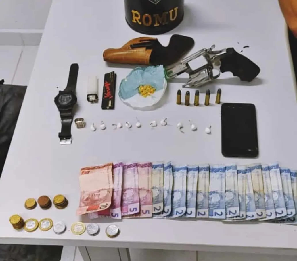 Pedras de crack, buchas de cocaína e maconha, além de um revólver calibre 38 foram apreendidos na abordagem ao suspeito