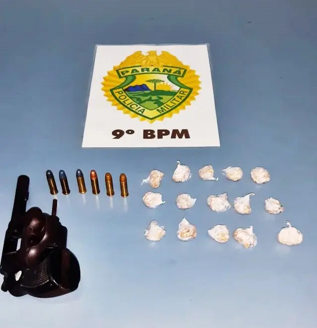 Revólver calibre 38 e pedras de crack foram apreendidos