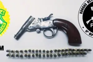 Arma e 43 munições foram apreendidas durante a abordagem