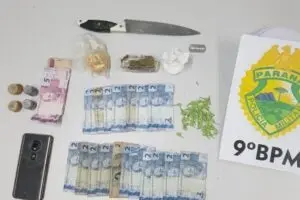 Pedras de crack, além de porções de maconha e cocaína foram apreendidas na abordagem