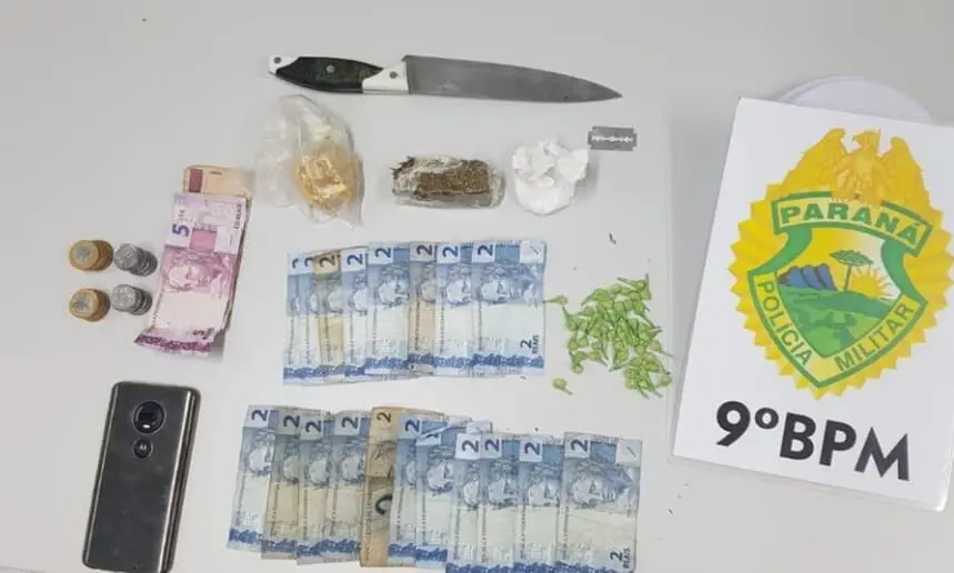 Pedras de crack, além de porções de maconha e cocaína foram apreendidas na abordagem