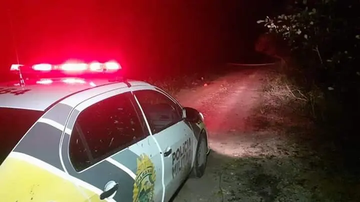 Populares encontraram o corpo e avisaram a Polícia Militar