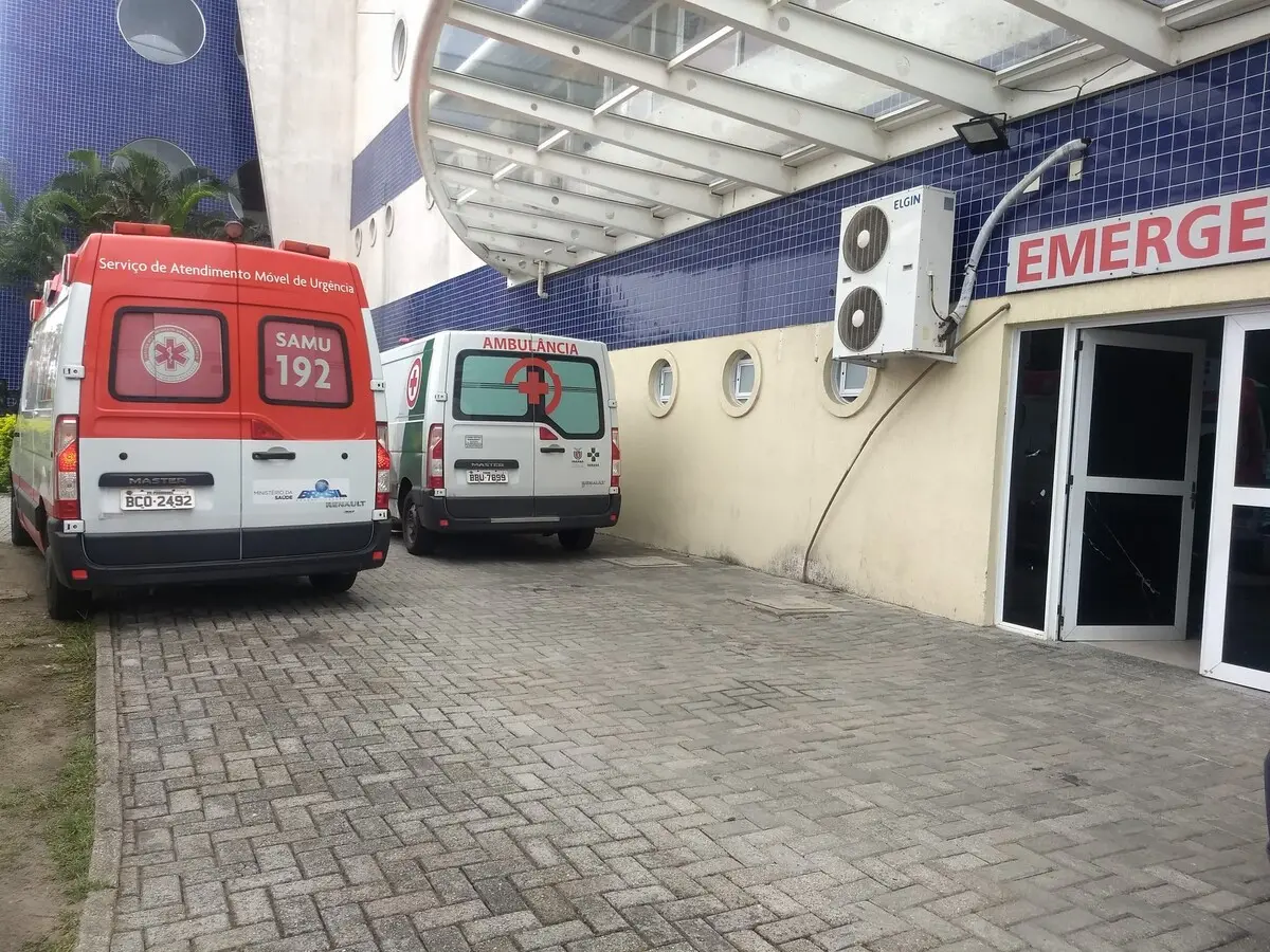 Rapaz foi levado ao Hospital Regional do Litoral por populares
