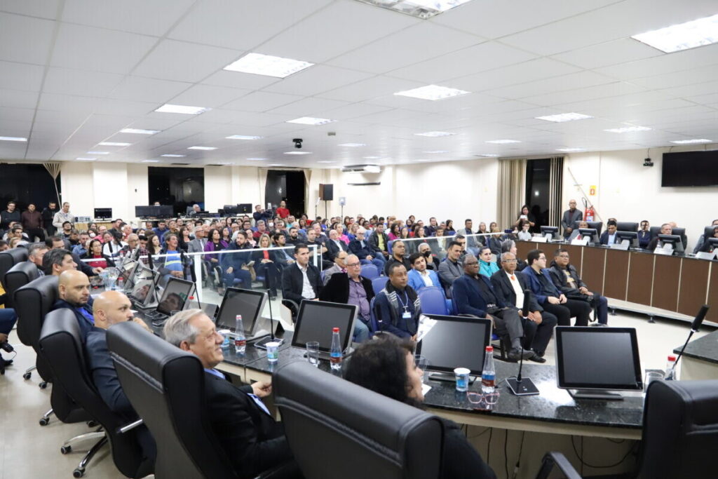 Mais de 250 trabalhadores são homenageados na Câmara de Paranaguá; solenidade foi alusiva ao Dia do Trabalhador