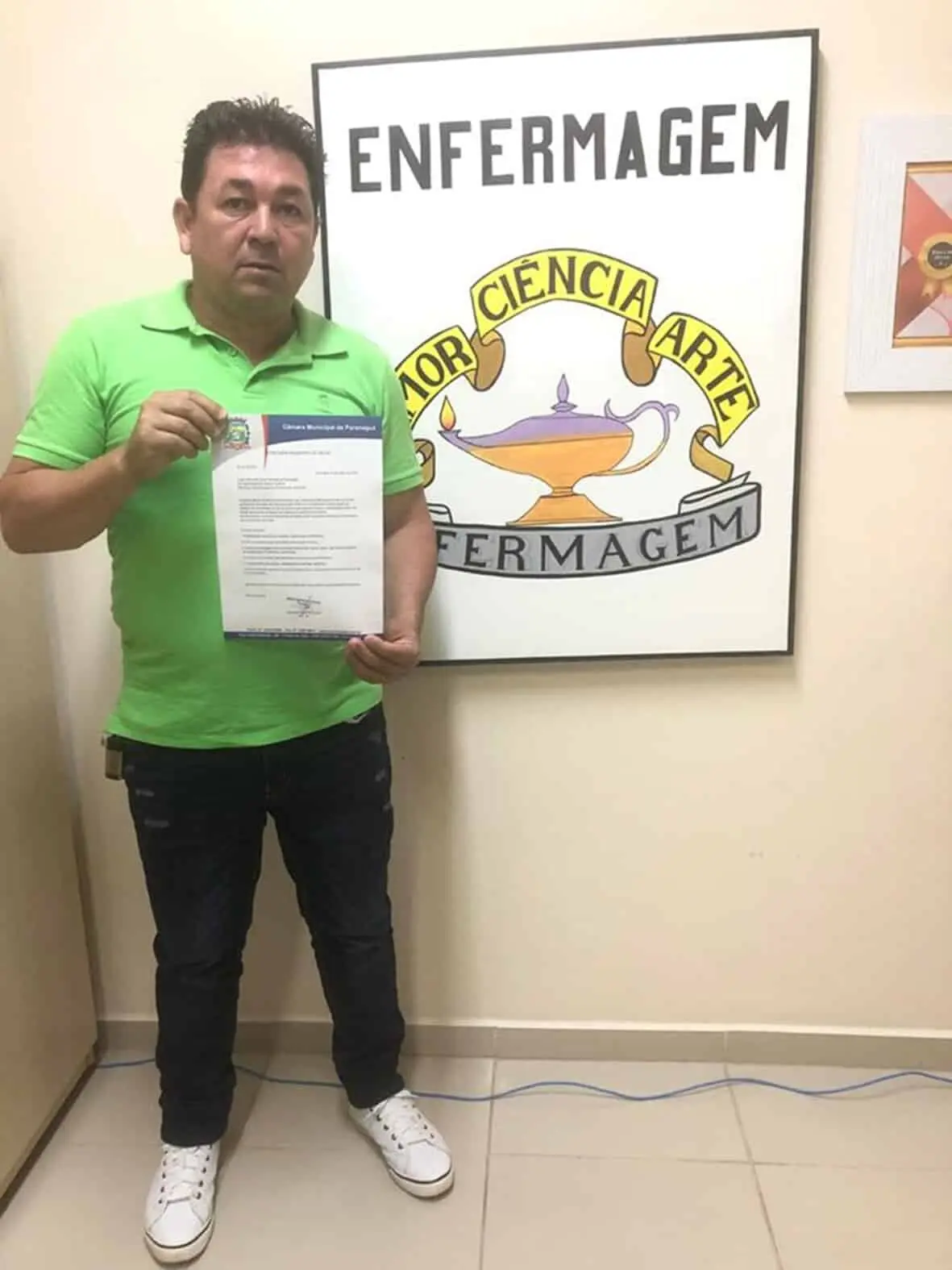Vereador Jaime mostra o documento em que pede hotéis para os profissionais de saúde