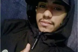 Rapaz foi alvejado com pelo menos oito tiros e morreu no local