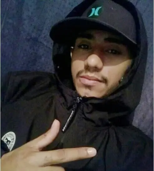 Rapaz foi alvejado com pelo menos oito tiros e morreu no local