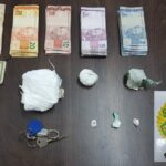 Com os suspeitos foi apreendido dinheiro, além de porções de cocaína e crack