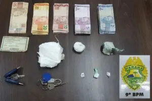 Com os suspeitos foi apreendido dinheiro, além de porções de cocaína e crack