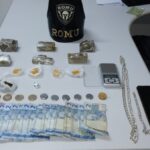 Na ação foram apreendidas porções de crack, cocaína e maconha, além de dinheiro miúdo