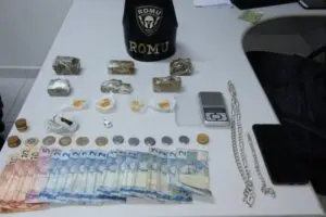 Na ação foram apreendidas porções de crack, cocaína e maconha, além de dinheiro miúdo
