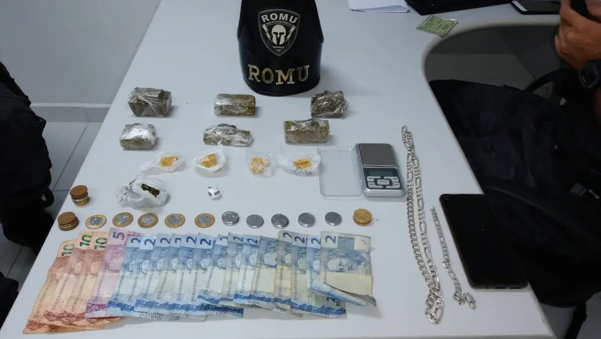 Na ação foram apreendidas porções de crack, cocaína e maconha, além de dinheiro miúdo