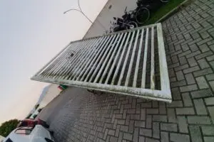 Portão foi entregue na delegacia junto com os suspeitos