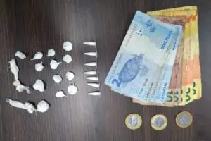 Pedras de crack e porções de cocaína foram apreendidas na abordagtem