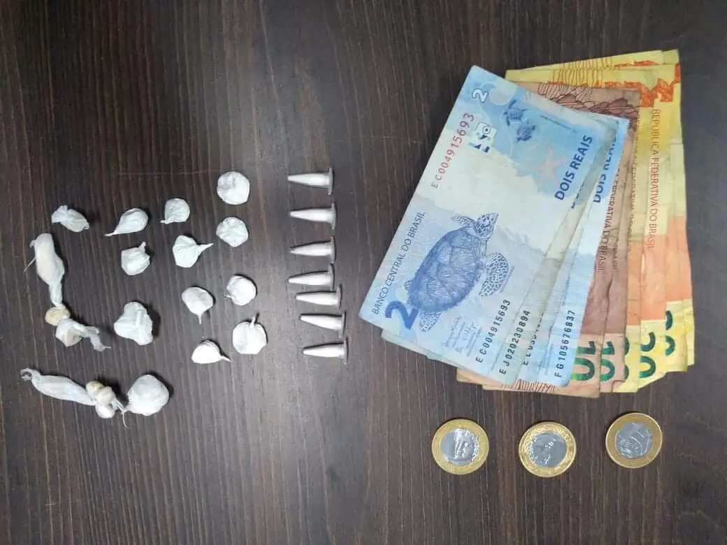 Pedras de crack e porções de cocaína foram apreendidas na abordagtem