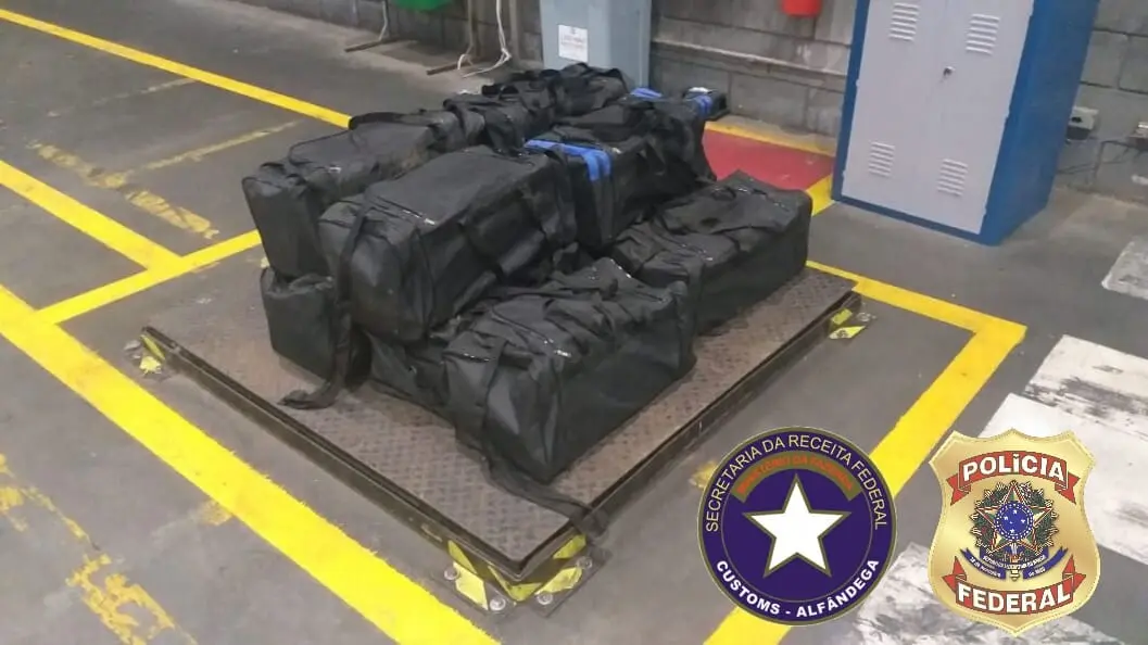 254 quilos de cocaína foram encontrados em carga de bobinas de papel