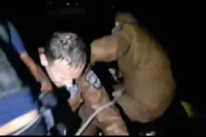 Policiais tiveram que pular no mar para socorrer as vítimas
