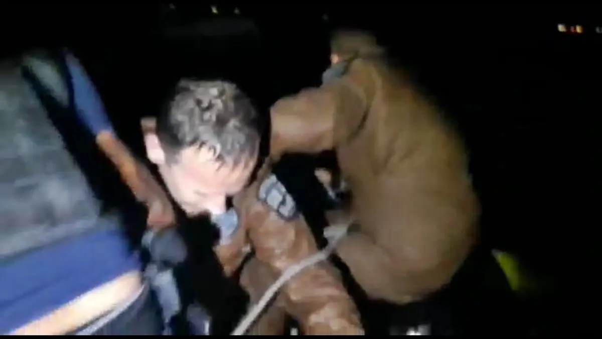 Policiais tiveram que pular no mar para socorrer as vítimas