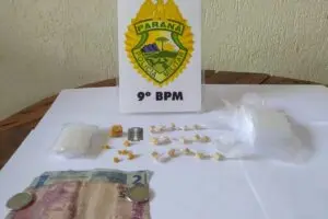 Pedras de crack prontas para a comercialização foram apreendidas com o suspeito