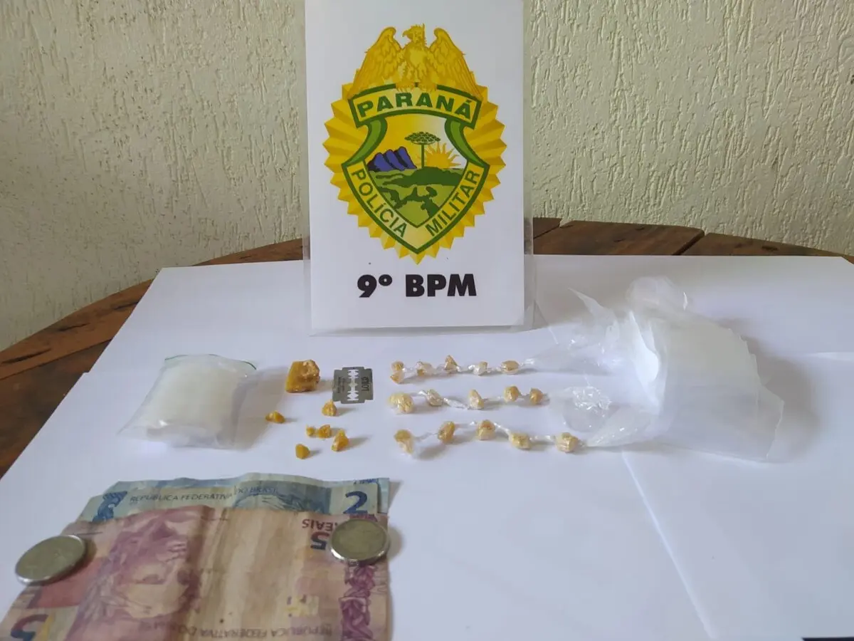 Pedras de crack prontas para a comercialização foram apreendidas com o suspeito