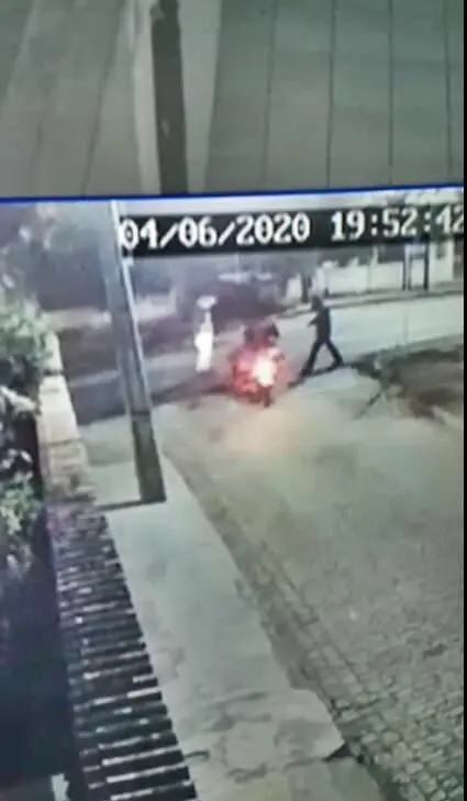 Crime foi praticado por dois homens, um deles portando arma de fogo