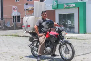 Motoboy Tiago Doação de cadeiras (8)