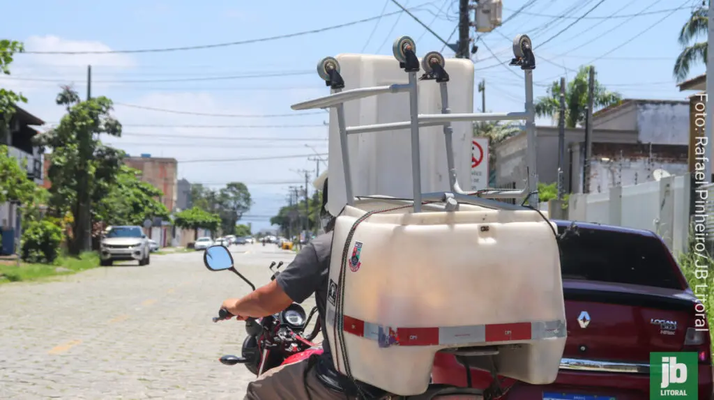 Motoboy Tiago Doação de cadeiras (8)