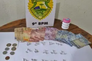 Pedras de crack e dinheiro foram apreendidos com a suspeita