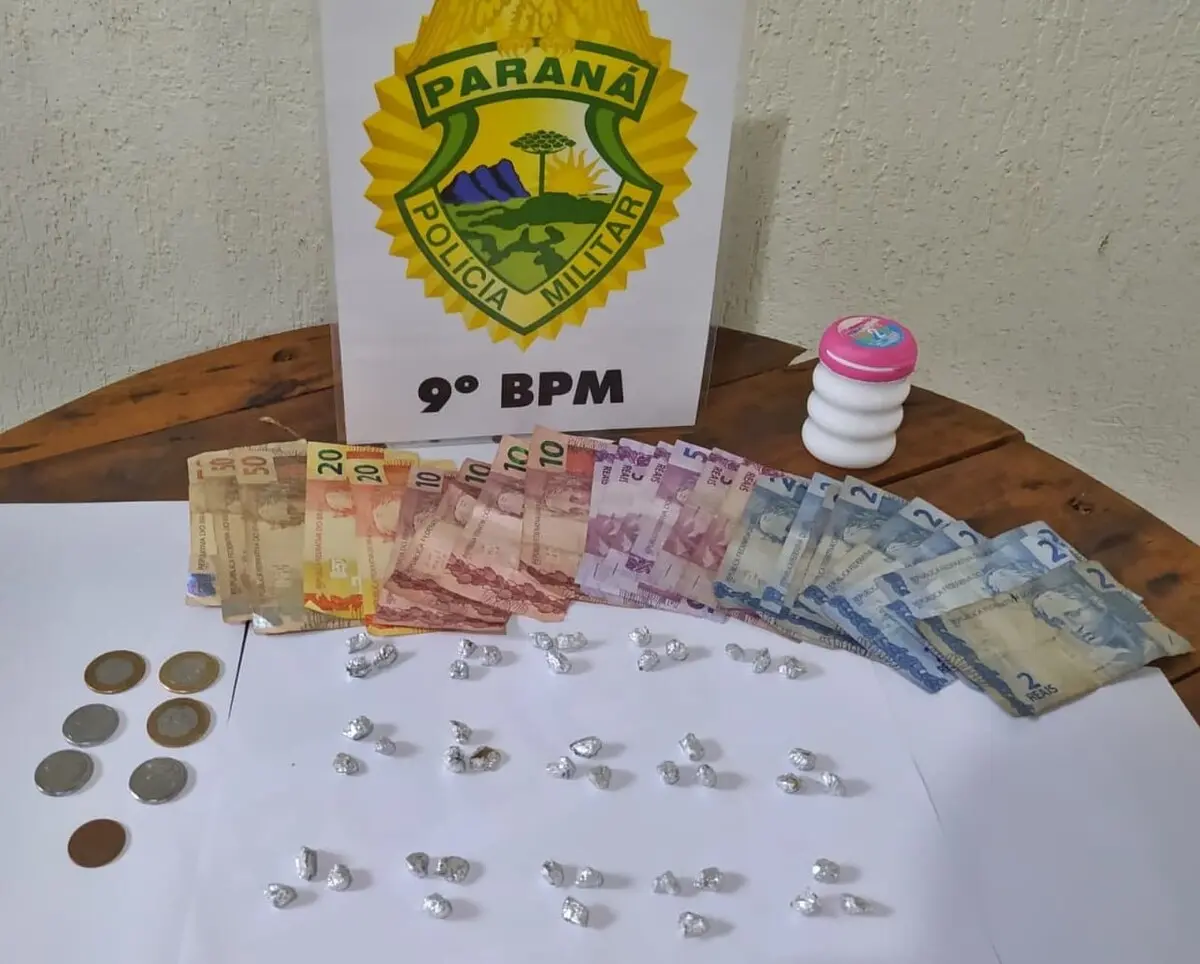Pedras de crack e dinheiro foram apreendidos com a suspeita
